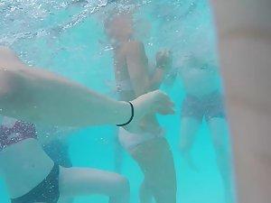 Redhead gets her boyfriend horny in the pool Picture 4