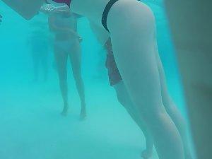Redhead gets her boyfriend horny in the pool Picture 6
