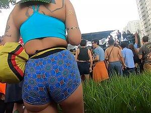 Party girl dancing and shaking her ass in shorts Picture 5