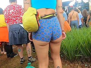 Party girl dancing and shaking her ass in shorts Picture 7