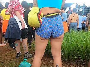 Party girl dancing and shaking her ass in shorts Picture 8