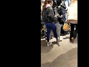 Sporty girl looks priceless when she bends over Picture 2