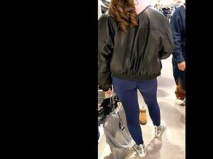 Sporty girl looks priceless when she bends over Picture 5