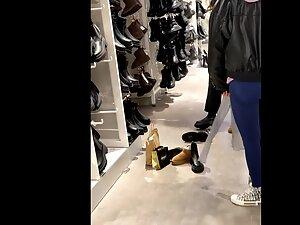 Sporty girl looks priceless when she bends over Picture 6