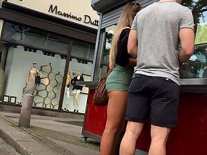 Hot girl is sweeter than ice cream Picture 3