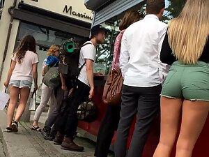 Hot girl is sweeter than ice cream Picture 7