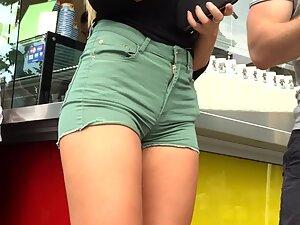 Hot girl is sweeter than ice cream Picture 8