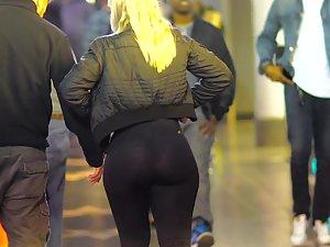 Big butt and narrow waist like a miracle Picture 2