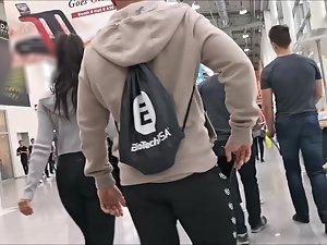 Walking behind a stunning piece of ass Picture 1
