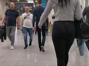 Walking behind a stunning piece of ass Picture 2