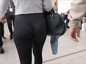 Walking behind a stunning piece of ass Picture 3