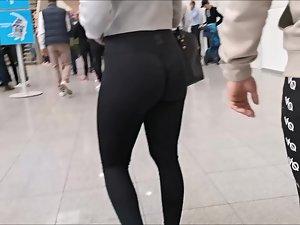 Walking behind a stunning piece of ass Picture 4