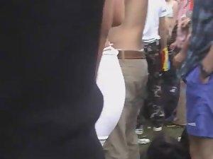 Dancing girl's thong is sticking out Picture 4