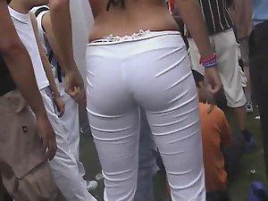 Dancing girl's thong is sticking out Picture 7