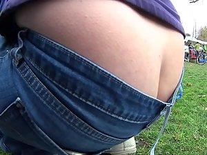 Chubby milf accidentally exposes her big naked ass Picture 6