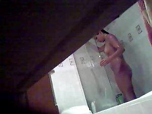Voyeur spied her while she showers Picture 3
