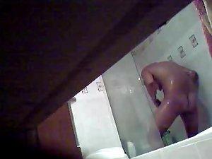 Voyeur spied her while she showers Picture 7