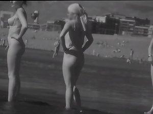 Beach girls seen in ultraviolet mode by a voyeur Picture 2