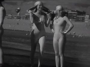 Beach girls seen in ultraviolet mode by a voyeur Picture 3
