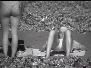 Beach girls seen in ultraviolet mode by a voyeur Picture 6
