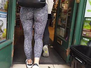 Extra tight butt in sprinkled leggings Picture 1