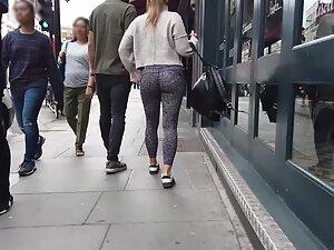 Extra tight butt in sprinkled leggings Picture 5