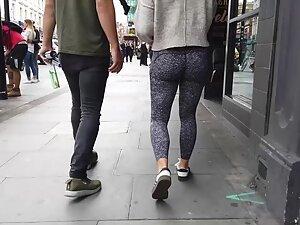 Extra tight butt in sprinkled leggings Picture 6