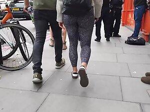 Extra tight butt in sprinkled leggings Picture 7