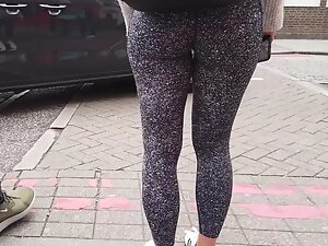 Extra tight butt in sprinkled leggings