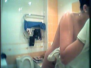 Sexy girl spied finishing her shower Picture 2