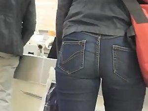 Adorable asses in tight jeans pants Picture 1
