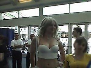 Voyeur noticed a massive cameltoe Picture 1