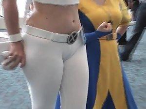 Voyeur noticed a massive cameltoe Picture 4