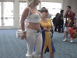 Voyeur noticed a massive cameltoe Picture 5