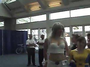 Voyeur noticed a massive cameltoe Picture 7