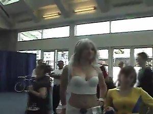 Voyeur noticed a massive cameltoe Picture 8