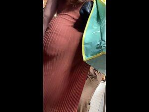 Daylight makes her big butt and thong be visible Picture 3