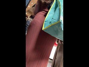 Daylight makes her big butt and thong be visible Picture 4