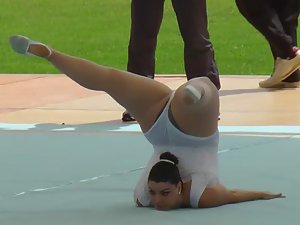 Fuckable gymnastic poses in a show off