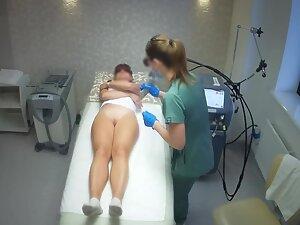 Spying on hot ass and pussy during hair removal Picture 1