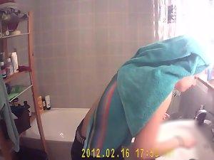 Hot girl's tits spied while washing teeth Picture 4