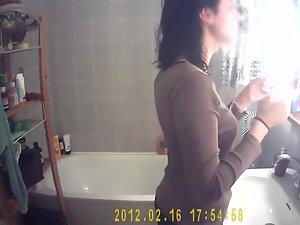 Hot girl's tits spied while washing teeth Picture 7