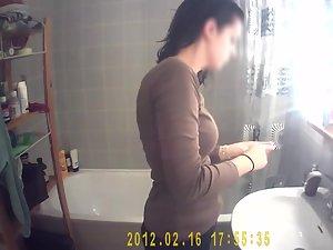 Hot girl's tits spied while washing teeth Picture 8