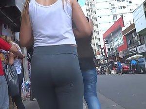 Getting close to young ass in leggings Picture 5