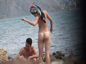 Nude girl spied as she picks up seashells Picture 5