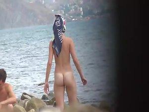 Nude girl spied as she picks up seashells Picture 6