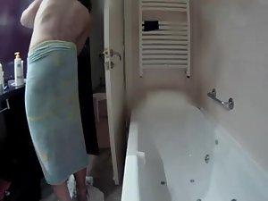 Voyeuring a nude couple showering Picture 7