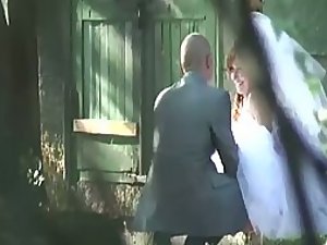 Spy the bride pee during a rural wedding Picture 1