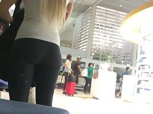 Guy gropes his sexy girlfriend's ass Picture 5