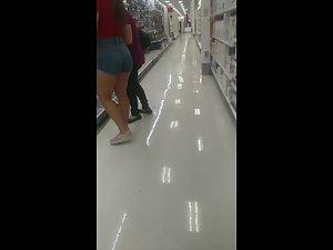 Pushing the shopping cart next to a thick ass in shorts Picture 2